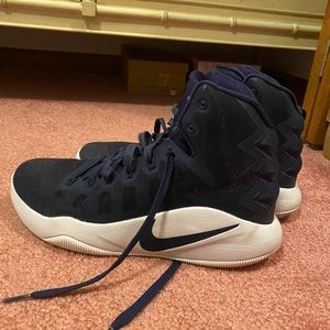 Basketball shoes